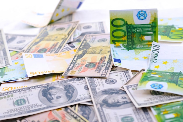 Geschäftsgeldhintergrund mit US-Dollar und europäischem Euro