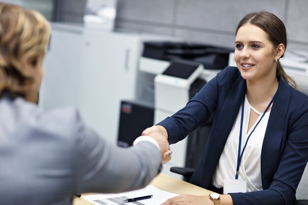 Geschäftsgespräch im modernen Büro