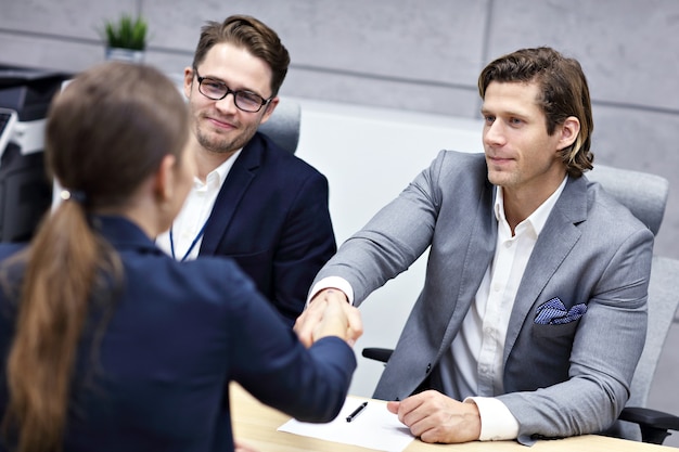 Geschäftsgespräch im modernen Büro