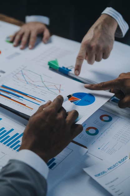 Geschäftsidee Geschäftsleute reden und Berechnungen über Diagramme und Diagramme, die das Wachstum der Investitionsergebnisse von erfolgreicher Teamarbeit zeigen