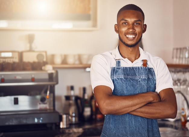 Geschäftsinhaber, der mit verschränkten Armen in einem Café steht und stolz und erfolgreich in einem Restaurant arbeitet Porträt eines Kellners oder Arbeiters, der der Bäckerei ein Lächeln schenkt und erfolgreich und glücklich aussieht