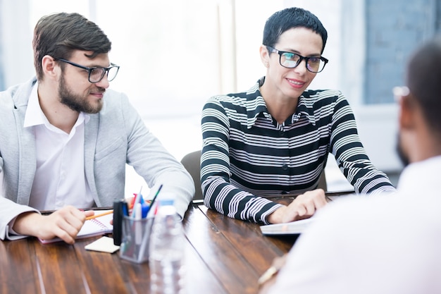 Geschäftsinterview im Büro