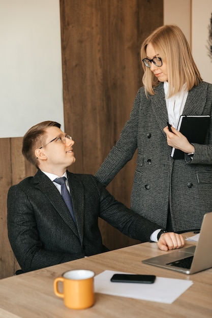 Geschäftskollegen arbeiten zusammen. Ein Team von zwei lächelnden Geschäftsleuten.