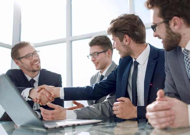 Geschäftskollegen bestätigen ihren Erfolg mit einem Handshake-Geschäftskonzept