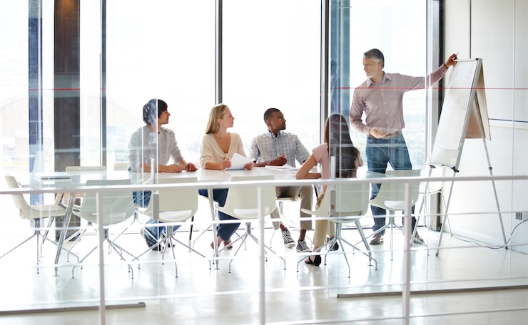 Foto geschäftskollegen brainstormen im büro