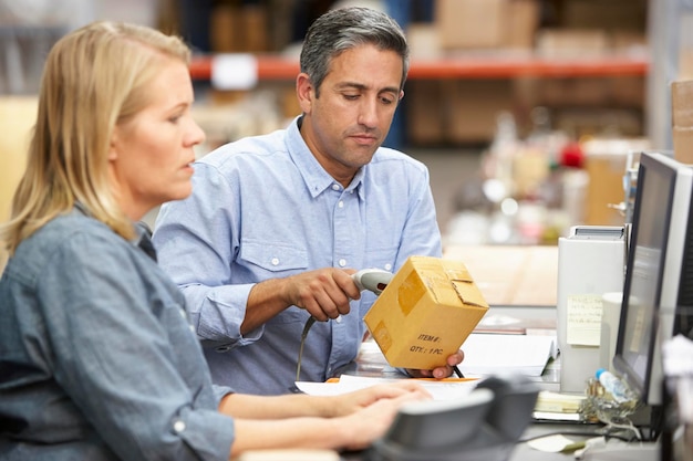 Geschäftskollegen, die am Schreibtisch im Lager arbeiten