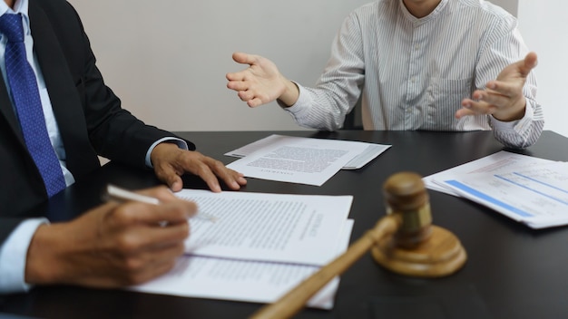 Geschäftskollegen, die im Büro arbeiten
