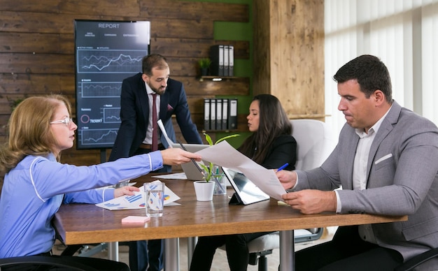 Geschäftskollegen, die im Büro arbeiten