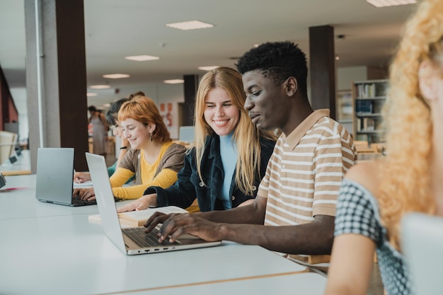 Geschäftskollegen, die im Büro arbeiten