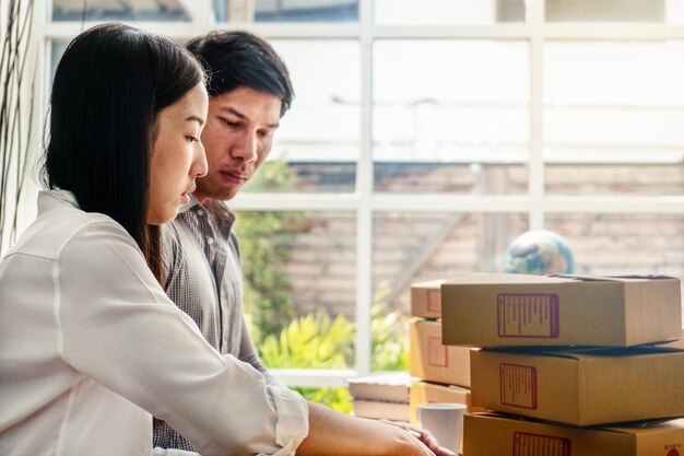 Geschäftskollegen, die zusammen im Büro arbeiten