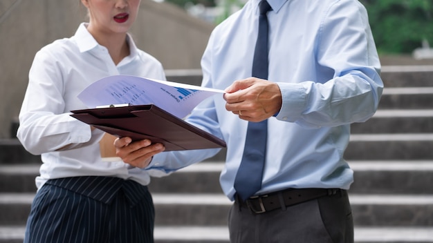 Geschäftskollegen diskutieren Arbeitsprobleme im Freien in der Nähe des Bürogebäudes