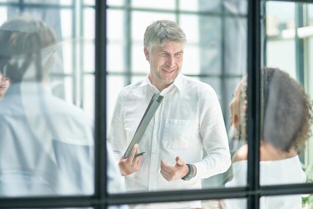 Geschäftskollegen diskutieren etwas im Büro