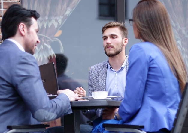 Geschäftskollegen diskutieren geschäftliche Themen am Kaffeetisch das Konzept des informellen Treffens