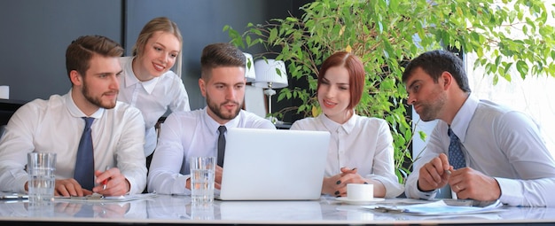 Foto geschäftskollegen diskutieren über neue möglichkeiten, menschen und technologie