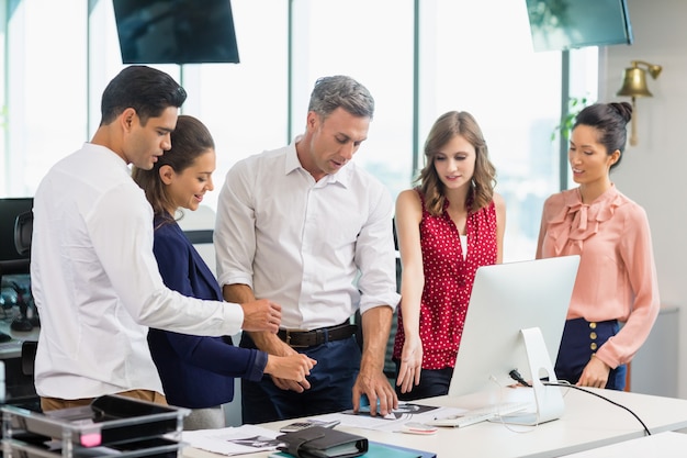 Geschäftskollegen diskutieren während des Meetings am Schreibtisch