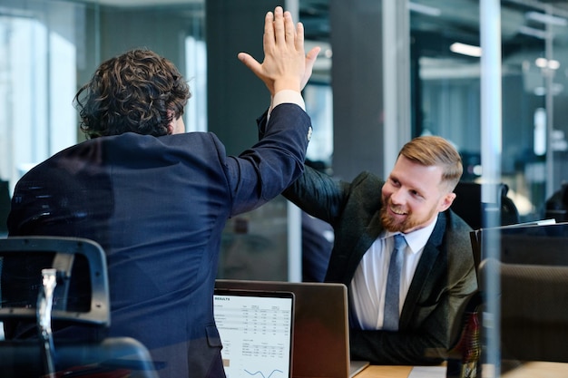 Geschäftskollegen feiern Erfolg im Büro