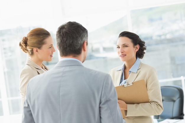 Geschäftskollegen in der Diskussion im Büro