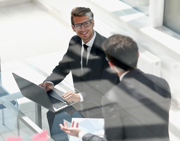 Geschäftskollegen in einem modernen Bürofoto mit Kopienraum