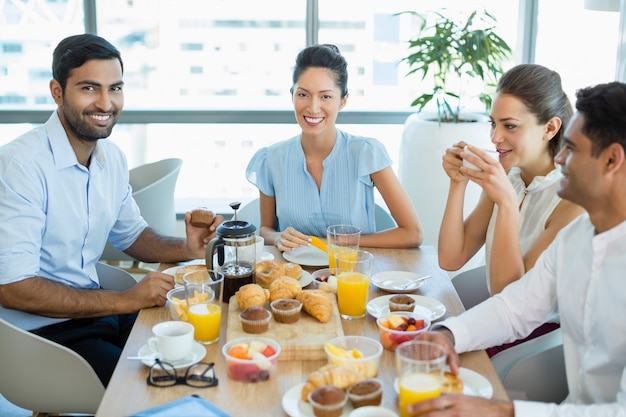 Geschäftskollegen interagieren beim Frühstück miteinander