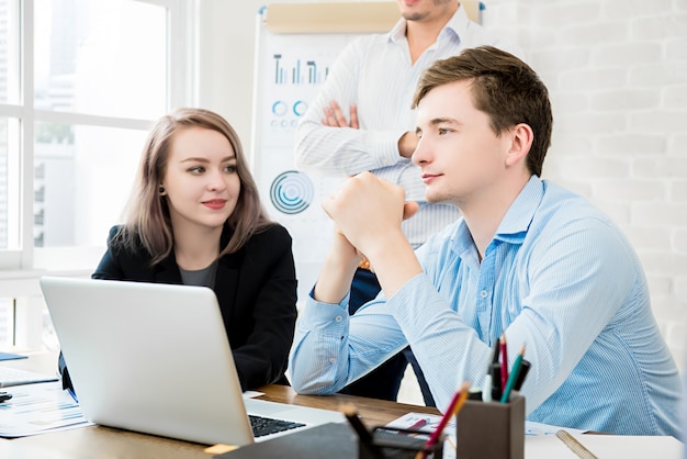 Geschäftskollegen vor Laptop-Computer