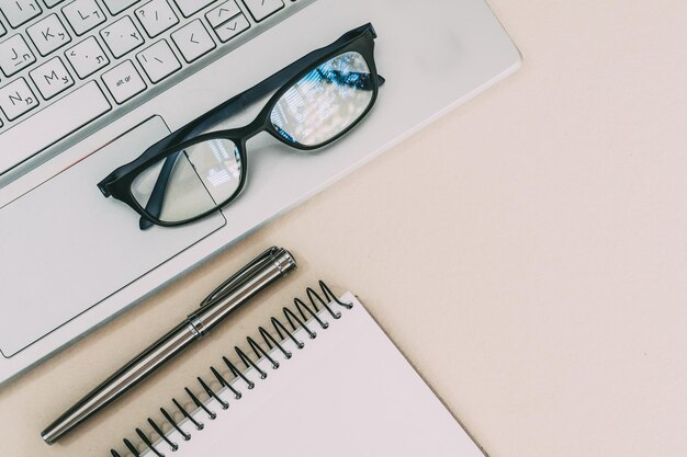 Geschäftskomposition mit Laptop Brille Füllfederhalter Notizbuch auf einem Arbeitstisch