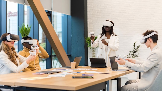 Geschäftskonferenz in VR in einem Büro