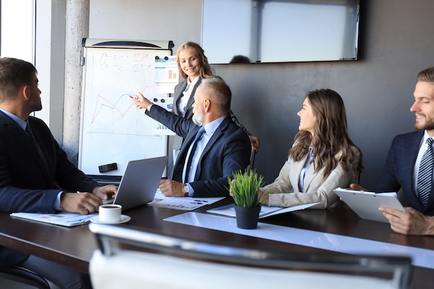 Geschäftskonferenzpräsentation mit Teamtraining Flipchart-Büro.