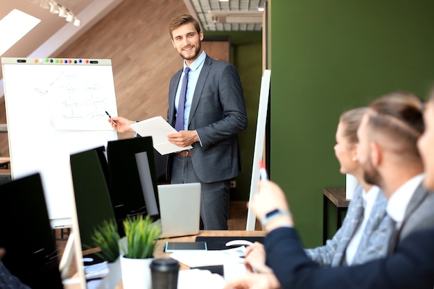 Geschäftskonferenzpräsentation mit Teamtraining Flipchart-Büro.