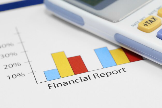 Geschäftskonzept des Finanzdiagramms mit einem Stift