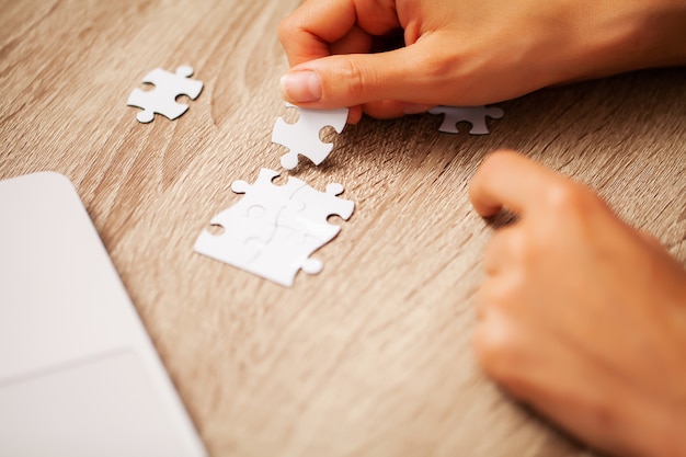 Geschäftskonzept, Frau Nahaufnahme macht Puzzle