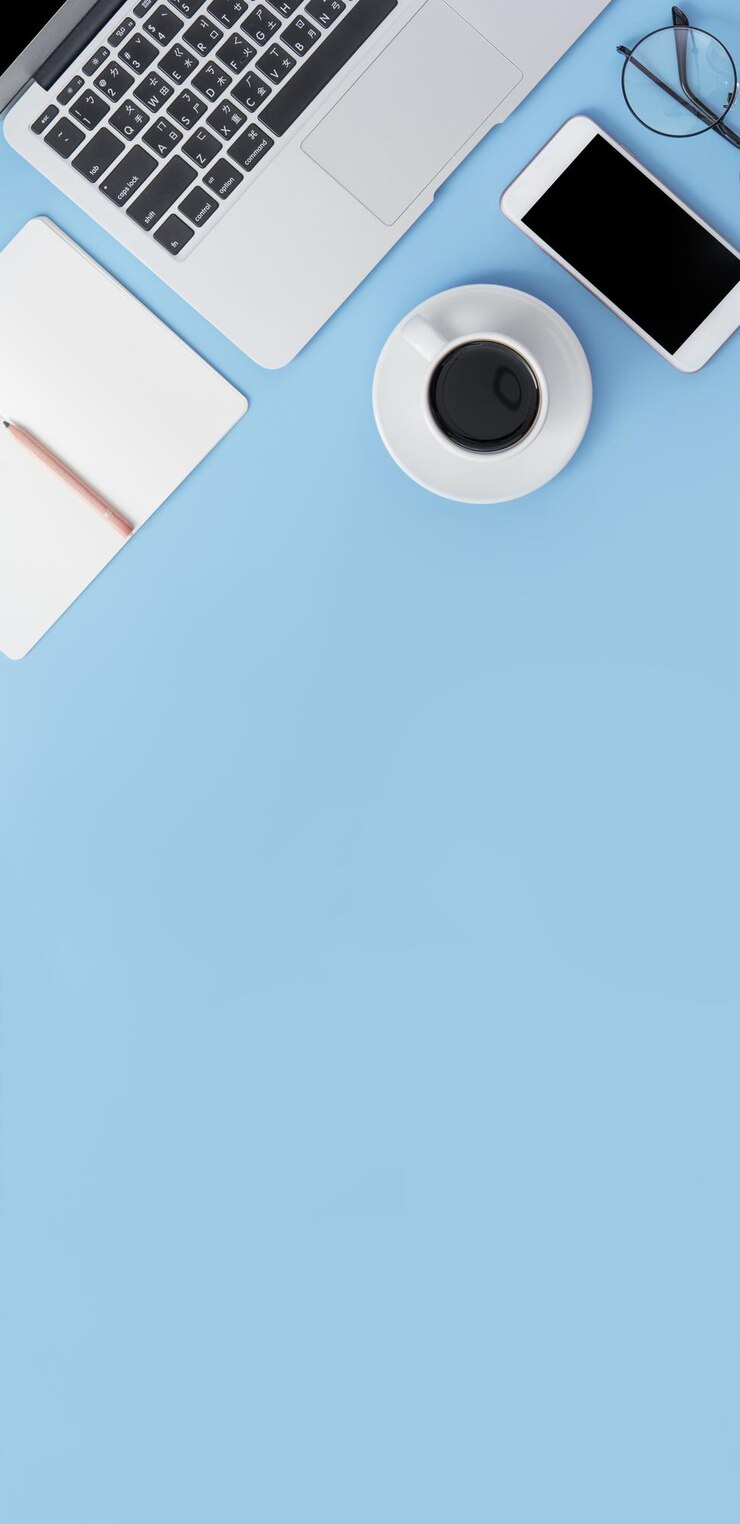 Geschäftskonzept Sauberer, hellblauer Bürotisch, minimaler Stil mit Laptop-Kaffee und Smartphone-Kopie, Draufsicht, flach gelegtes Mockup
