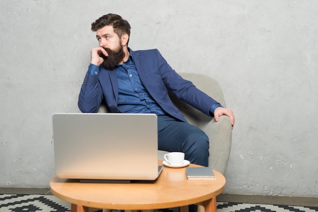 Geschäftskorrespondenz Moderner Geschäftsmann Geschäftsmann Arbeitslaptop Mann trinkt Kaffee im Geschäftsbüro Beantwortung von Geschäfts-E-Mails Digitales Marketing Surfen im Internet Online kaufen Projektmanager