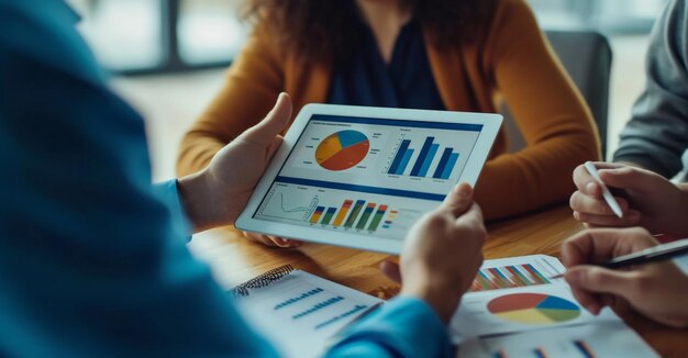 Foto geschäftsleute analysieren finanzielle daten auf einem digitalen tablet während eines teammeetings im büro