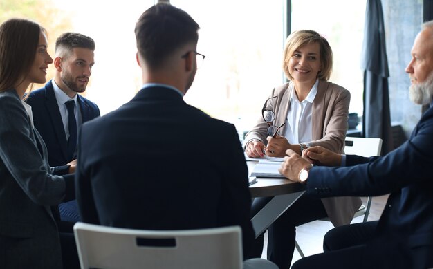 Geschäftsleute arbeiten Brainstorming-Meeting, um Investitionspläne zu besprechen.