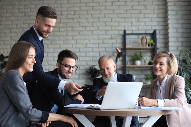 Geschäftsleute arbeiten Brainstorming-Meeting, um Investitionspläne zu besprechen.