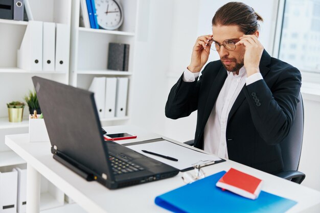 Geschäftsleute arbeiten Emotionen vor dem Laptop Lifestyle Hochwertige Foto