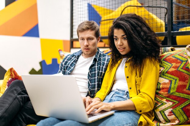 Geschäftsleute arbeiten Frauen Männer Büro