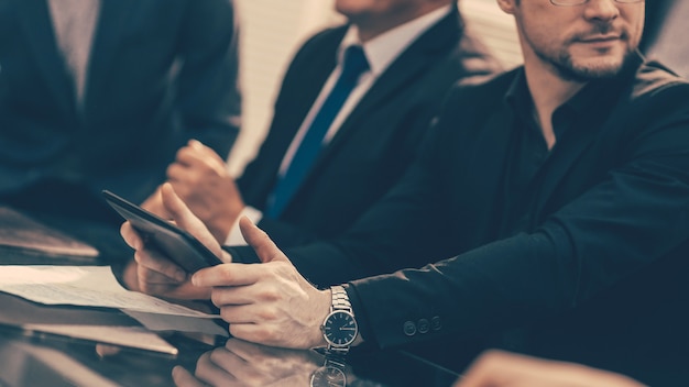 Geschäftsleute arbeiten im Büro mit Dokumenten