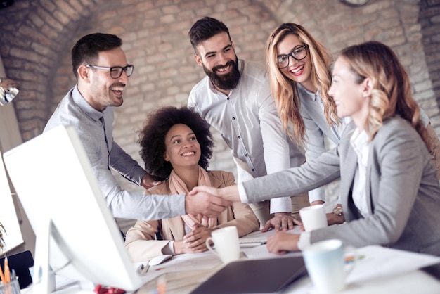 Geschäftsleute arbeiten im Büro