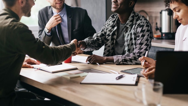 Geschäftsleute arbeiten und schließen Geschäfte in einem Coworking Center ab