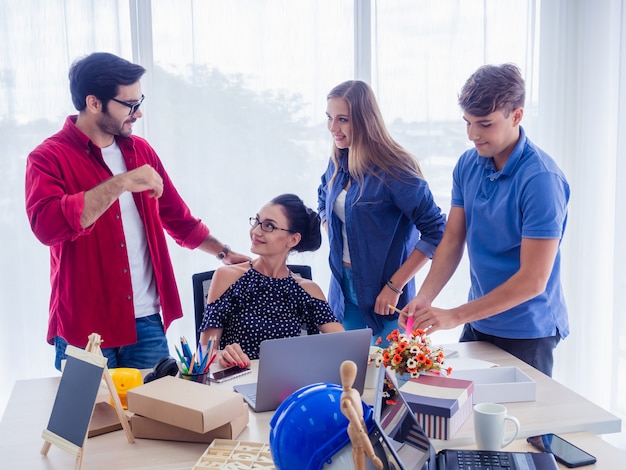 Geschäftsleute arbeiten zusammen und treffen sich, um die Situation auf Geschäft, Geschäftskonzept zu besprechen