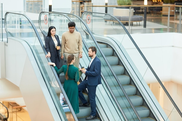 Geschäftsleute auf Rolltreppe