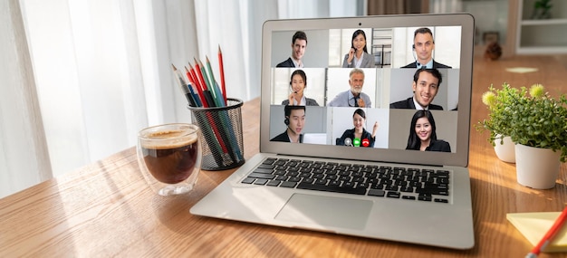 Geschäftsleute auf Videokonferenz für modische virtuelle Gruppentreffen