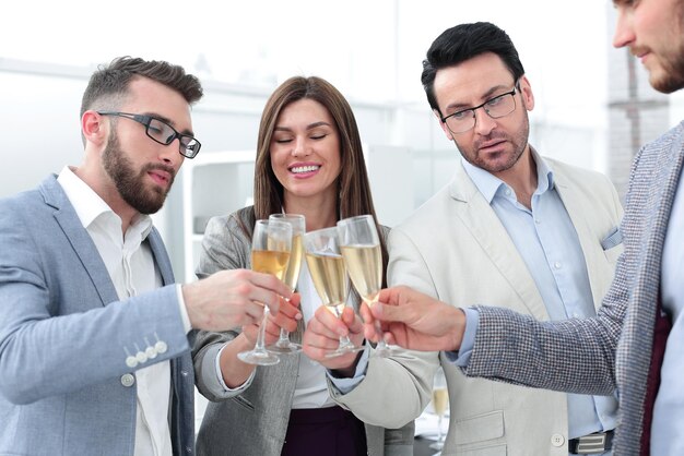 Geschäftsleute aus nächster Nähe feiern mit Champagner