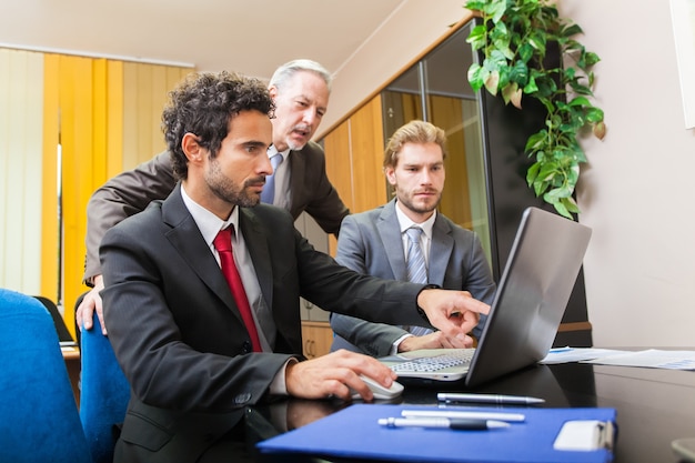 Geschäftsleute bei der Arbeit in ihrem Büro