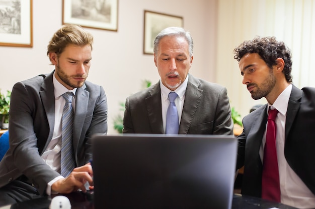 Geschäftsleute bei der Arbeit in ihrem Büro