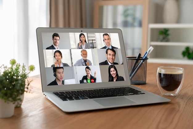 Geschäftsleute bei einer Videokonferenz für ein modisches virtuelles Gruppentreffen