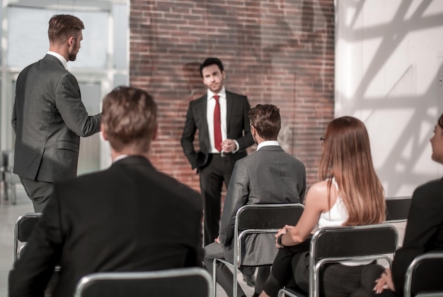 Geschäftsleute beim Geschäftsseminarfoto mit Kopienraum