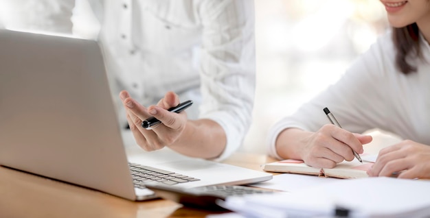 Geschäftsleute beraten Geschäftsleute, die über Planung sprechen, analysieren Investitionen und Marketing auf dem Tablet im Büro