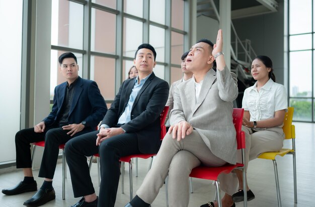 Geschäftsleute besprechen bei einem Treffen im Büro Pläne und erfolgreiche Teamarbeit